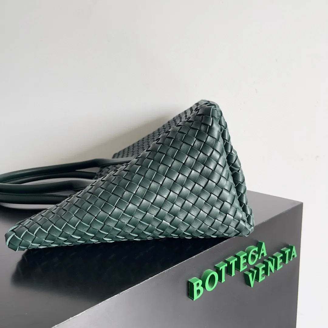Batch 2860 Classic returns... (large size 51cm) • Cabat, born in 2001, is one of the most iconic styles of the Bottega Veneta workshop. The whole bag is made of top-grade imported lambskin. There is no exposed logo on the whole bag, but with the classic wide woven elements, you can tell who it belongs to at a glance! Can be carried on one shoulder, very practical! Style number: 608811 Size: 51*18*28